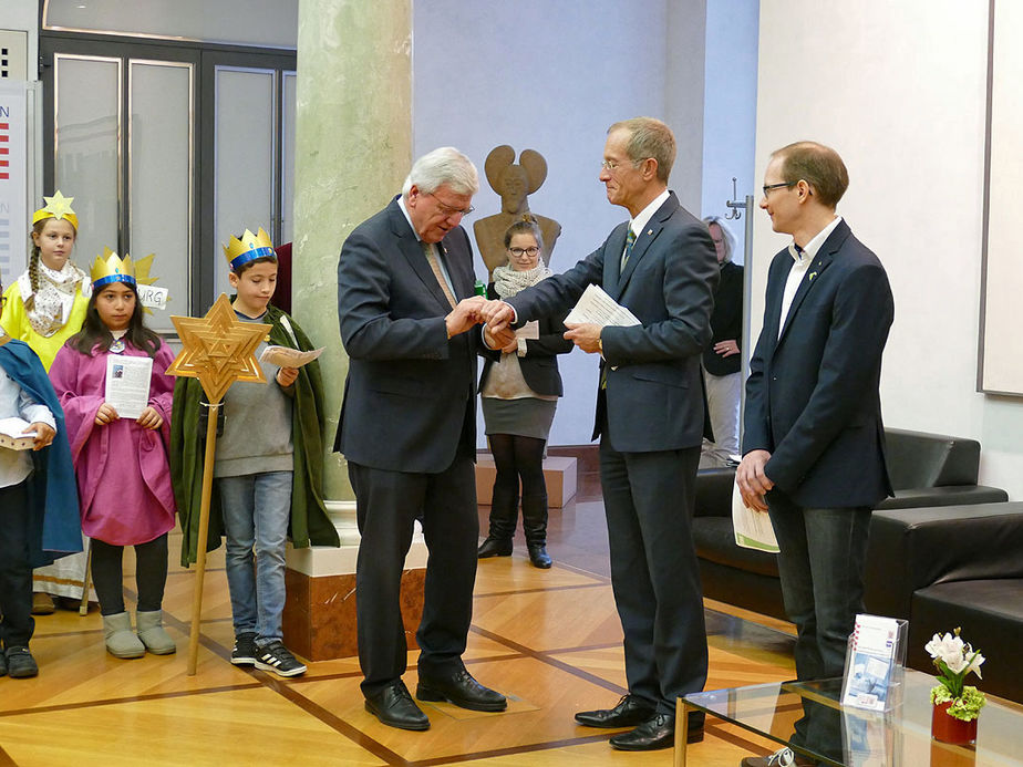 Naumburger Sternsinger zu Besuch beim Hessischen Ministerpräsidenten Volker Bouffier (Foto: Karl-Franz Thiede)